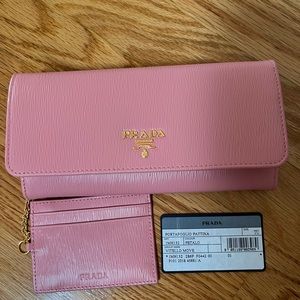NWT, Brand NEW PRADA PORTAFOGLIO PATTINA wallet
COLOUR PETALO